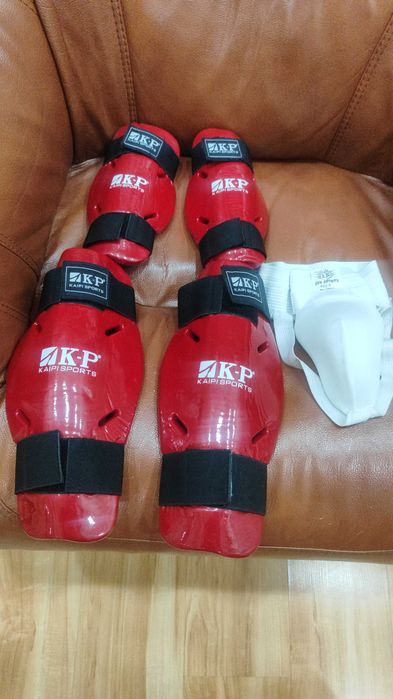 Боксерские перчатки и защита