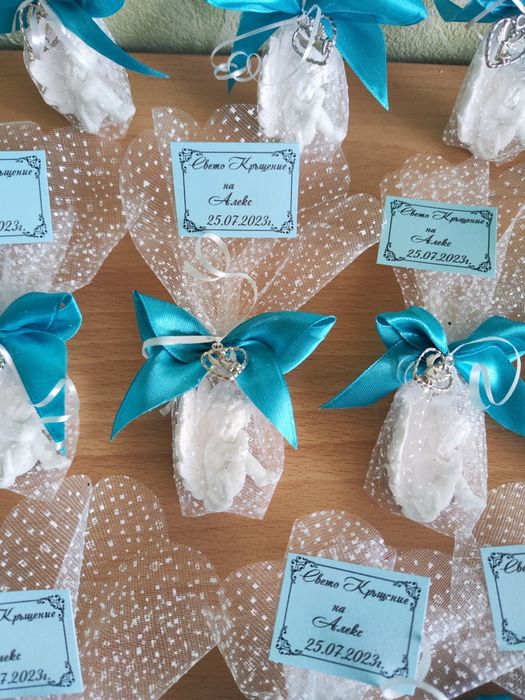 Покани, подаръчета и комплекти за кръщене в цвят по избор на клиента