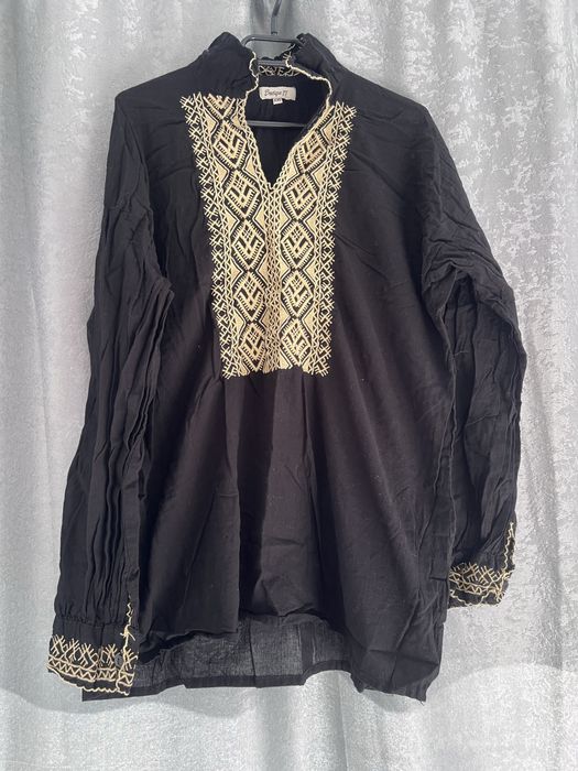 Bluza neagra cu motive traditionale