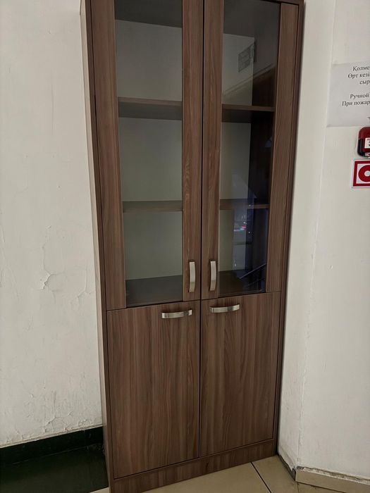 Это шкаф-витрина / офисный шкаф
