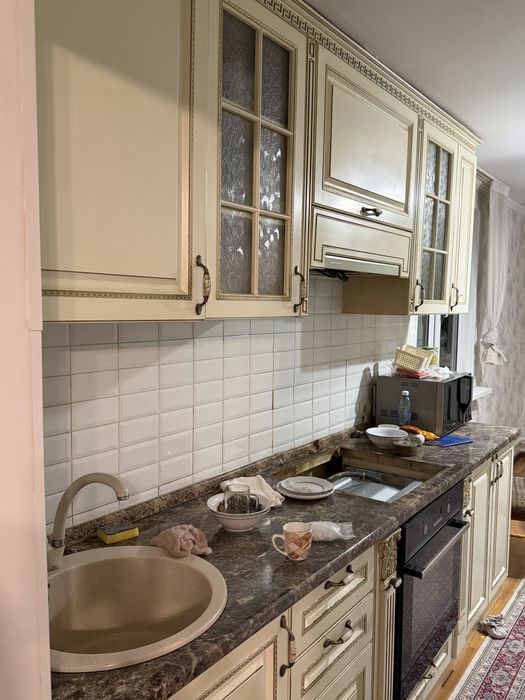 Кухонный гарнитур цвета айвори.