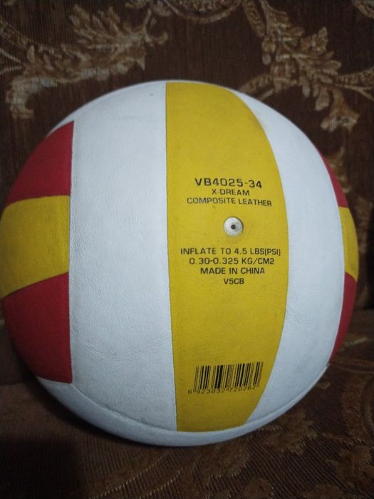 Продам мячи баскетбольный и  волейбольный