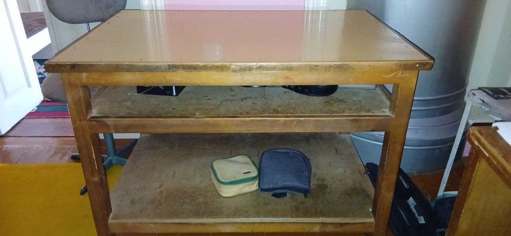 продается стол кухонный и компьютерный, две кровати (пр-во Румыния)