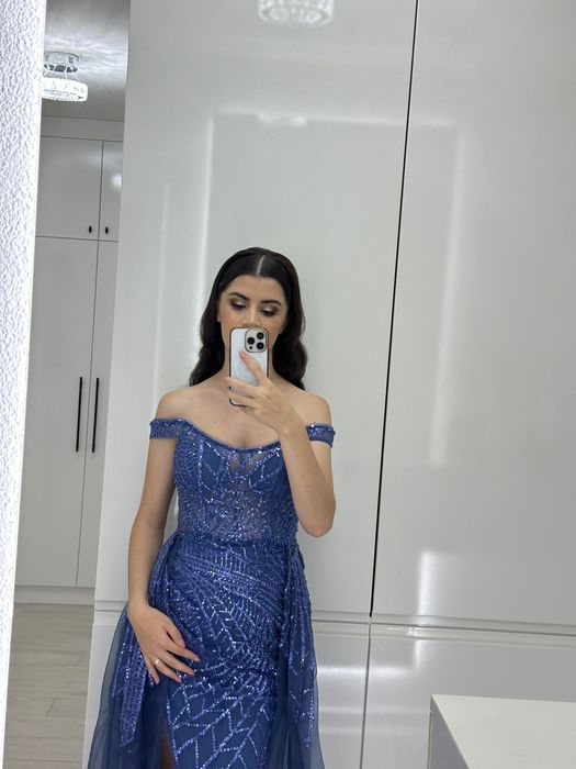 синя рокля с пайети