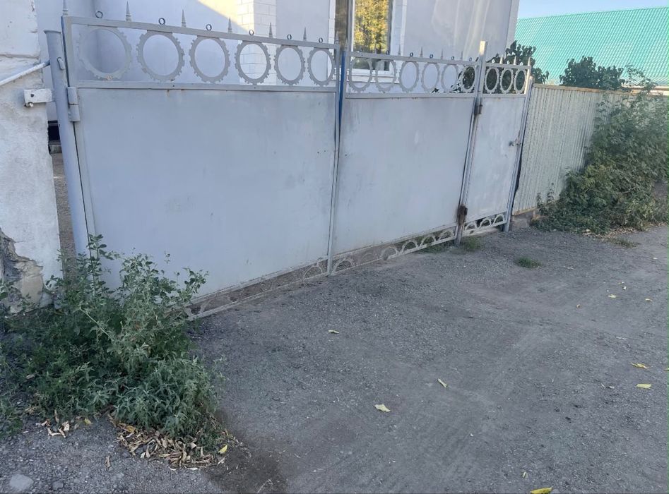 Ворота с калиткой и стойки продаются