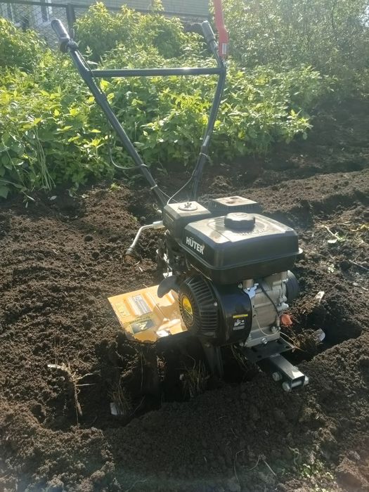 Вспашка земли мотоблоком.