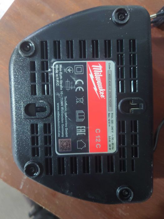 Зарядно Milwaukee за 12v батерий