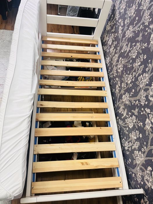 Кровать с матрасом