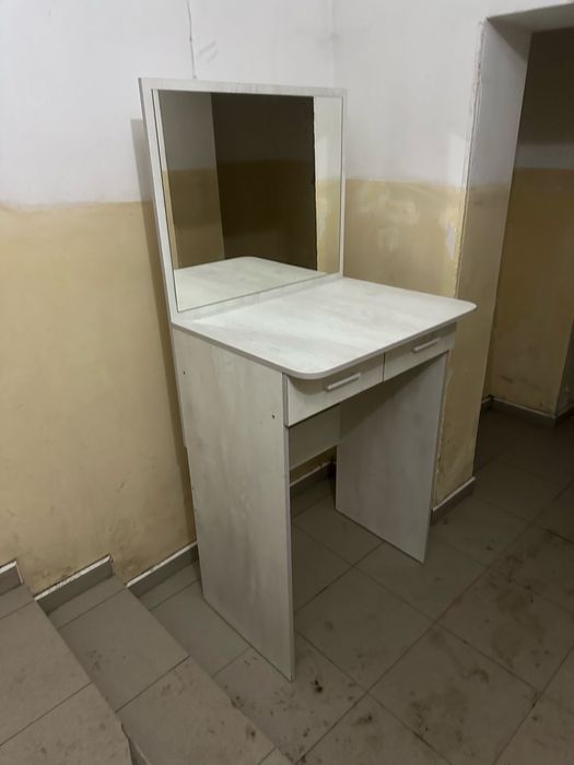 Столик с зерколом