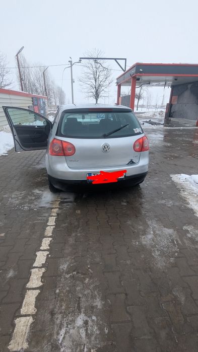 Vând Volkswagen Golf  5  Benzină – 2004 – 1700€ negociabil