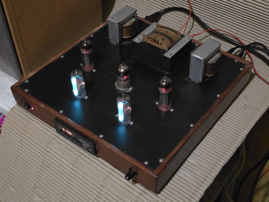 Ретро! Лампов усилвател с вграден MP3/радио модул. Лампи 6П14П и ЕМ84