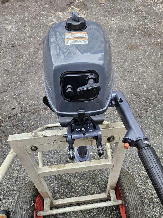 Yamaha F2.5a  с вграден резервоар