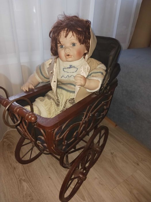 Антикварна кукла със количка