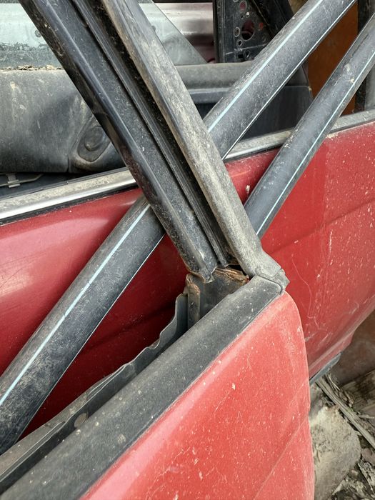 Продам двери на таиота карина е универсал