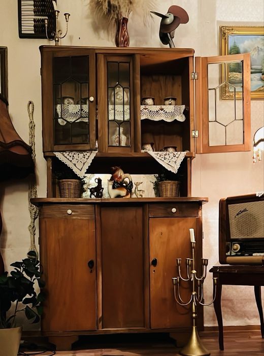 Старинный деревянный буфет