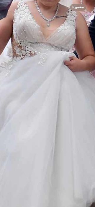 Сватбена рокля с корона