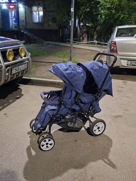 Прогулочная коляска для двойни / погодок (тандем)