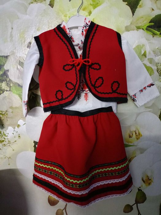 Народна носия за момиче със ширити