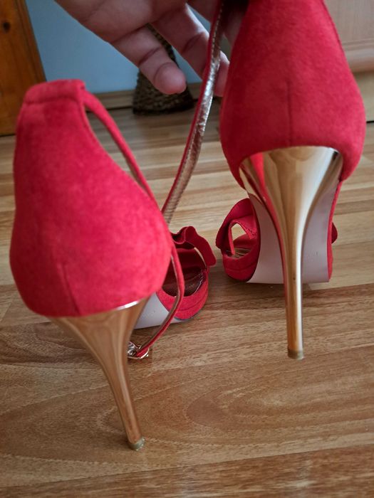 Дамски червени сандали много елегантни номер 39