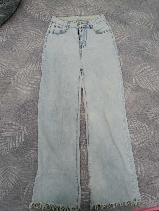 Светлые прямые джинсы