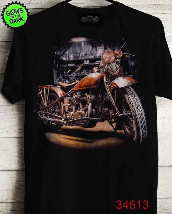 Тази ярка и впечатляваща тениска с гръмко светещ принт на вълк и мотор