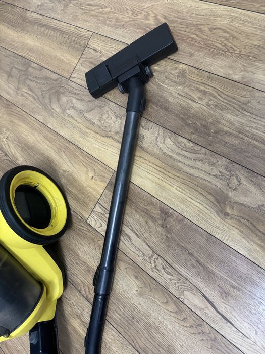 Продаю Пылесос Karcher VC 3  желтый