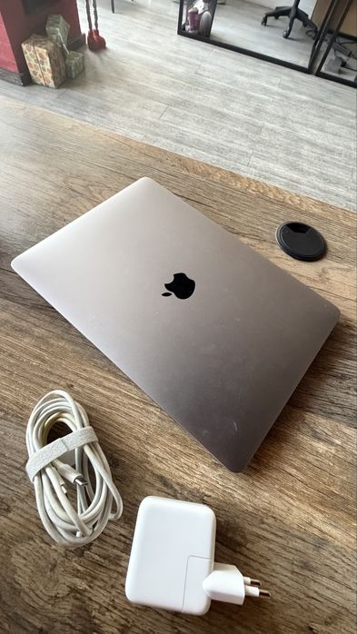 Macbook Air 13.3; M1, 8гб, 256 гб
