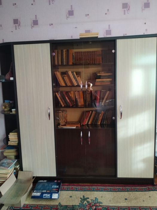 2 комода светлый и тёмный и Шкаф для книг или вещей