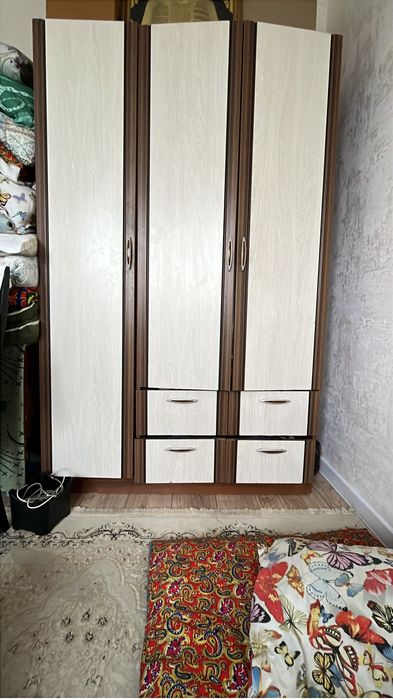 Шкаф и писминое стол болшой шкаф и две сандык ест
