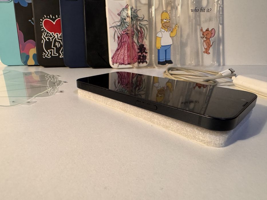 Iphone 13 256gb Midnight black (тъмносин) с 9 калъфа и 4 протектора