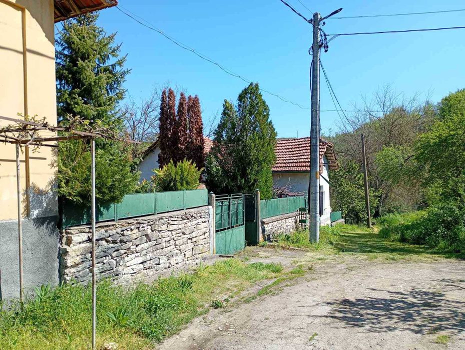 Къща с голям двор – тиха локация в екологичен регион, ток/вода, подходяща за целогодишно живеене