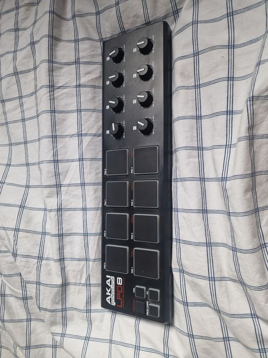AKAI LPD8 Миксер/Контролер