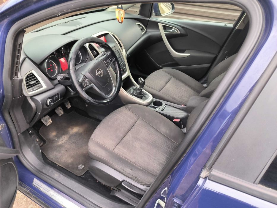 dezmembrez piese auto opel astra j 1.7 cdti A17DTR culoare Z 20Z