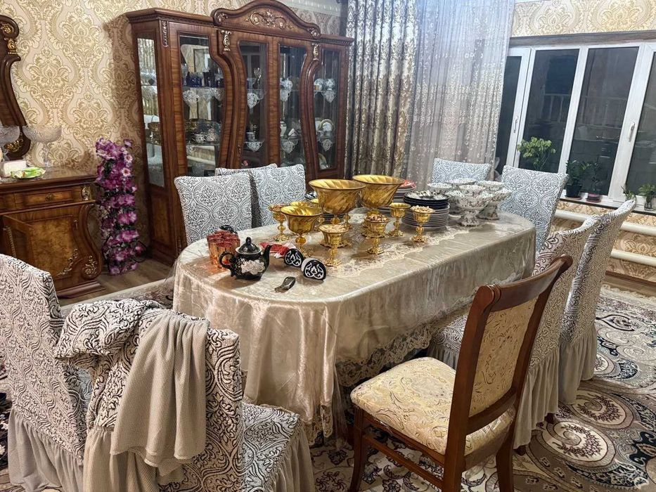 посуда 8 tasi chaqisi 2 ta konfet 2 ta mevasi