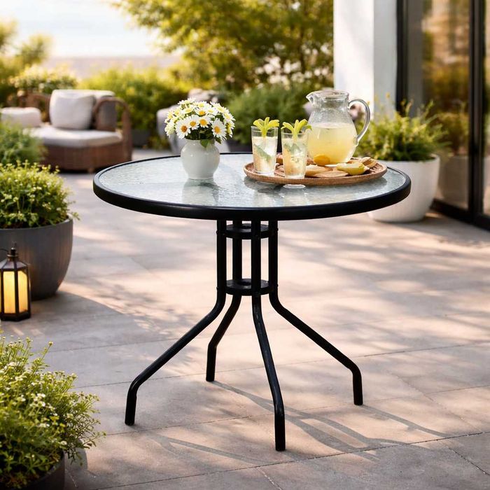 Минимализъм и стабилност в едно – стилна масичка за кафе на открито