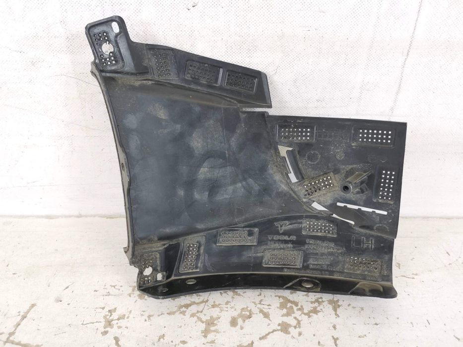 Тесла Модел Y / Tesla Model Y Ляв преден държач на броня, оригинален,