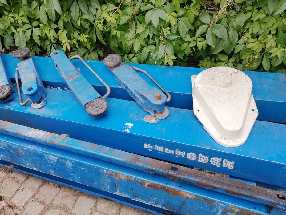 Двуколонен подемник