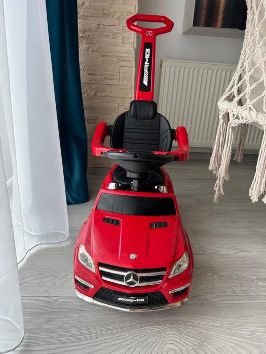 Masinuță/Vehicul fără pedale Mercedes-AMG roșie – cu lumini, sunete și mâner de împins
