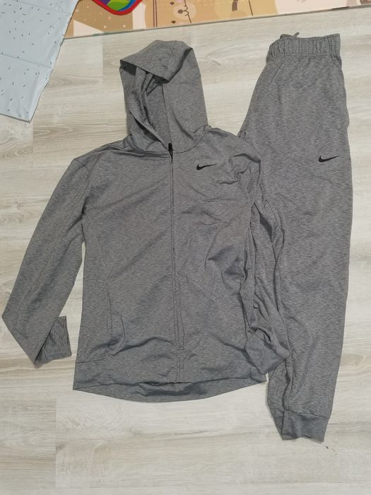 Анцуг найк оригинален S размер