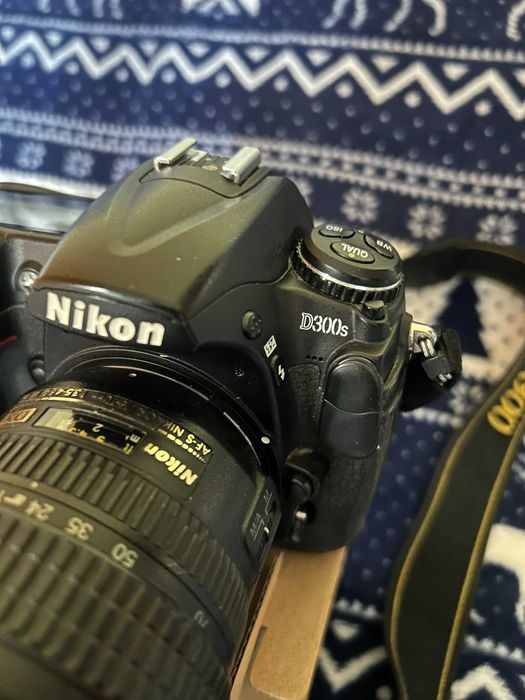 Nikon D300S + 18-70 DX VR + CF card + зарядно + 2 бр батерии Nikon