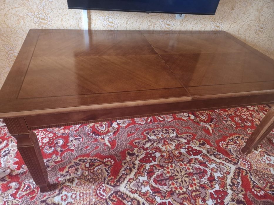 Продам дубовый стол со стульями