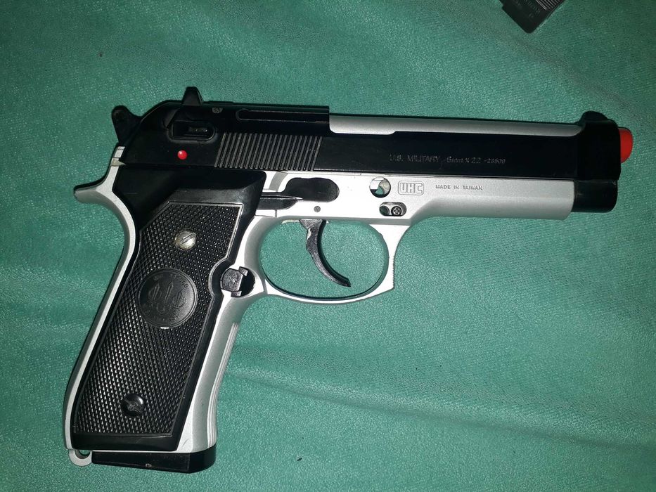 Пластмасов Пистолет Еърсофт M92F за части