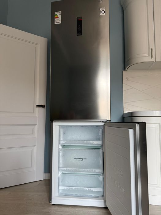 Холодильник серебристый