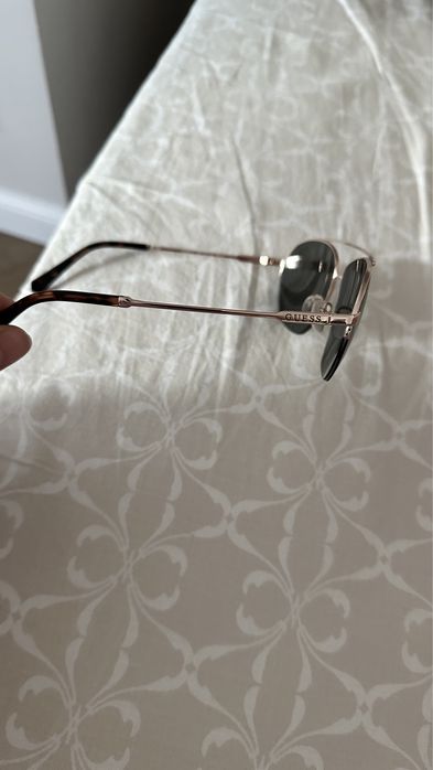Очки бренда Guess