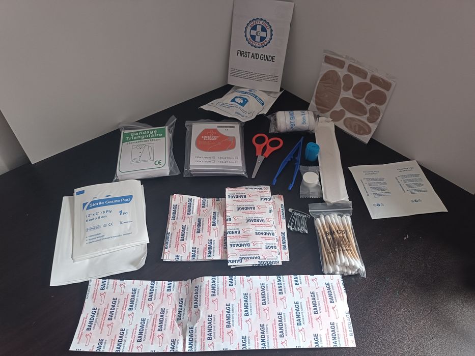Kit de prim ajutor format din 129 elemente