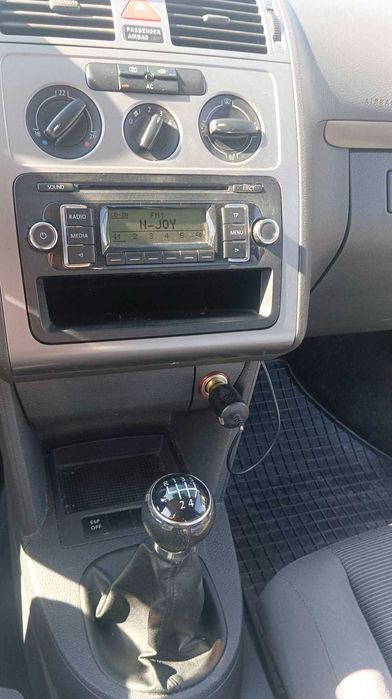 Перфектен запазен автомобил VOLKSWAGEN TOURAN