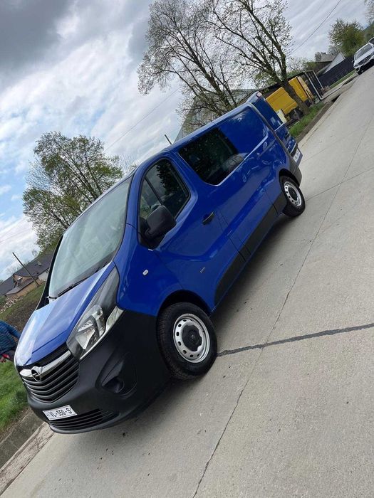 Vand opel vivaro EcoFlex cu 6 locuri maxim de lung  2015 renault