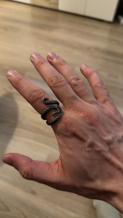 Сребристо-черен пръстен пипала на октопод