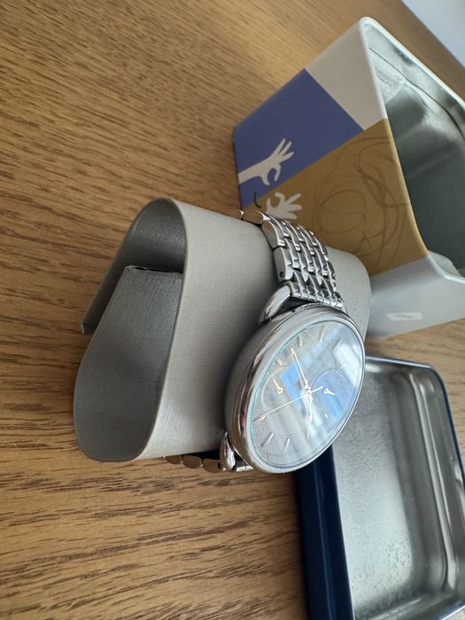 Часовника е С ЧИСТО НОВА сменена батерия.Дамски часовник fossil