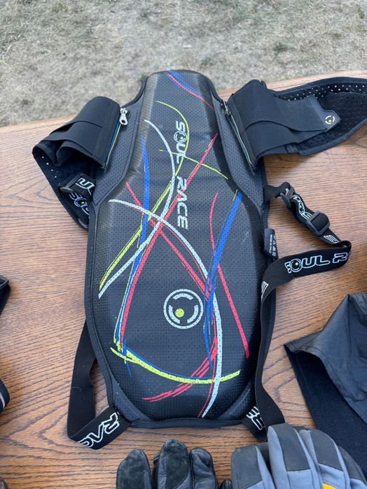 8 perechi Mănuși Moto plus 2 protecții coloana